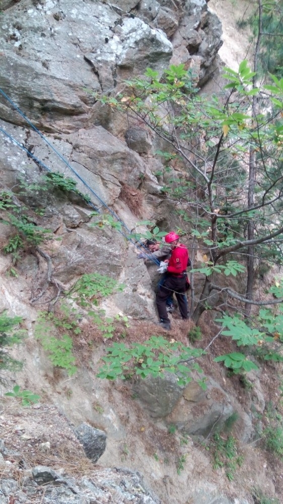 Dağ Yürüyüşünde Mahsur Kalan Genci Jandarma Kurtardı