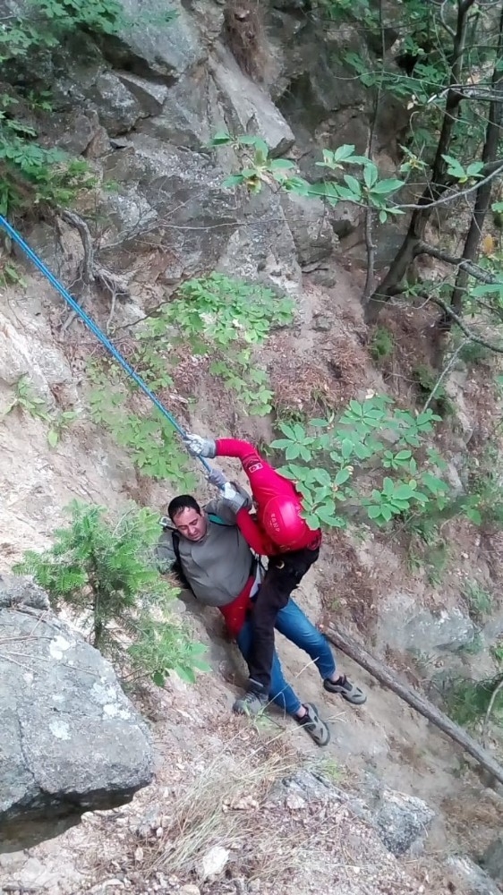 Dağ Yürüyüşünde Mahsur Kalan Genci Jandarma Kurtardı