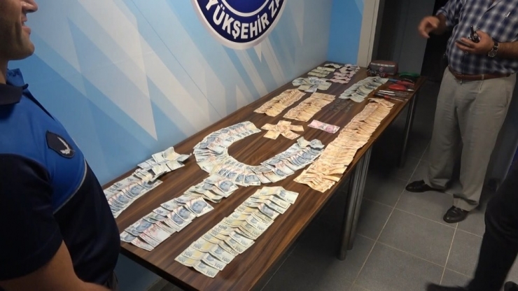 Dilencinin Üzerinden Çıkan 16 Bin Tl Zabıta Ekiplerini Şaşkına Çevirdi