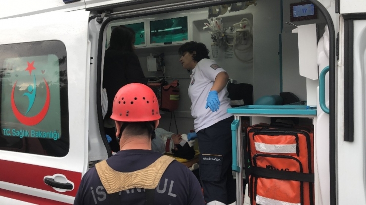 Yağmur Sonrası Kayganlaşan Yolda Kaza: 3 Yaralı