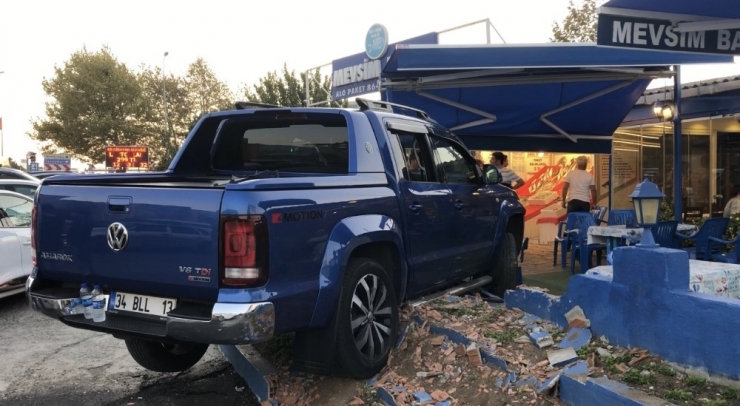 Sürücü Direksiyonu Kırınca Araç Restorana Daldı