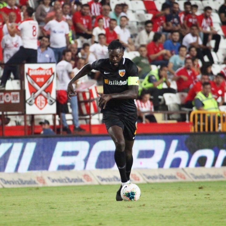 Adebayor İlk Golünü Attı