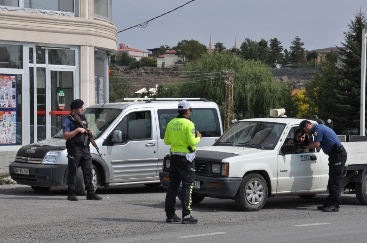 Kars’ta Trafik Ve Asayiş Uygulamaları Devam Ediyor