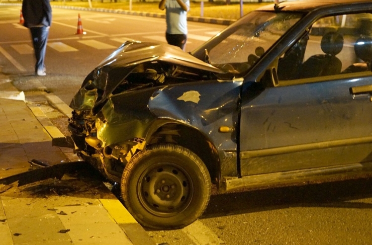 Kastamonu’da Kavşakta İki Otomobil Çarpıştı: 4 Yaralı