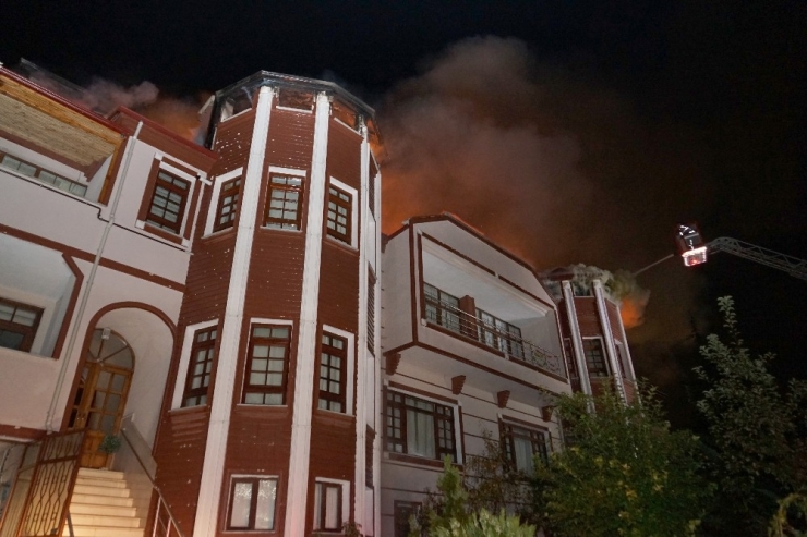 Kastamonu’da 3 Katlı Konak Yandı