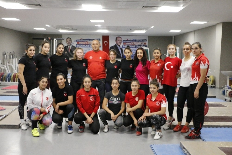 Avrupa Şampiyonası’nda Türkiye’yi Temsil Edebilmek İçin Ter Döküyorlar