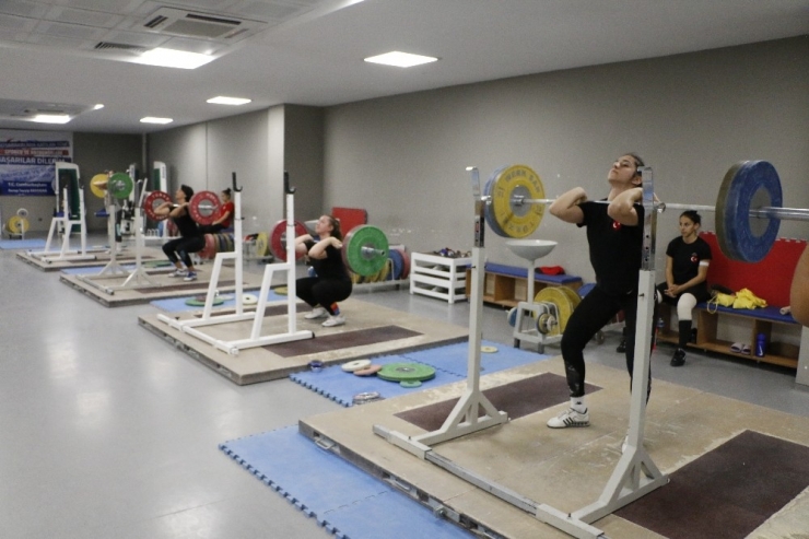 Avrupa Şampiyonası’nda Türkiye’yi Temsil Edebilmek İçin Ter Döküyorlar