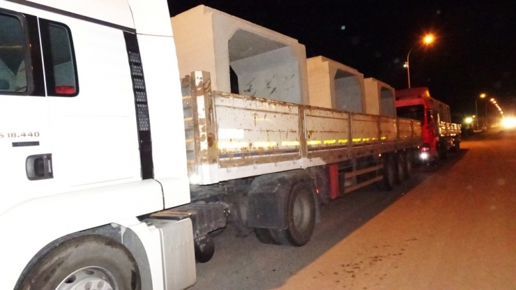 Suriye Sınırına Beton Blok Sevkiyatı