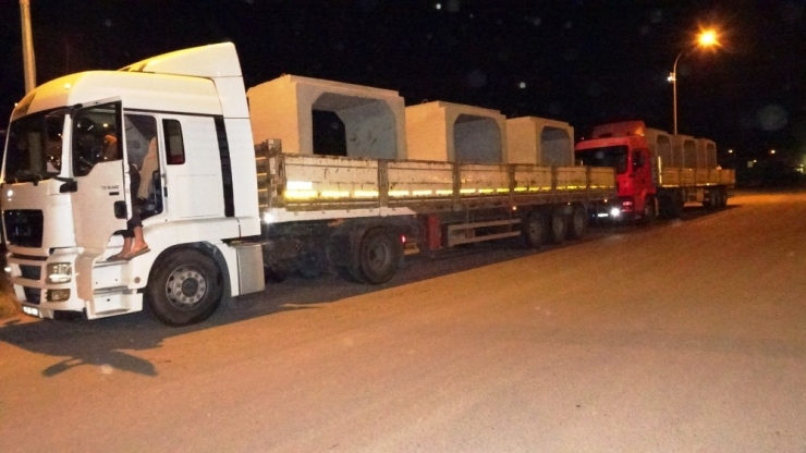Suriye Sınırına Beton Blok Sevkiyatı