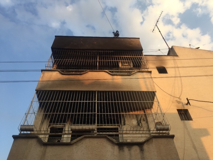 3 Kişiyi Öldüren Zanlının 3 Katlı Evini Yaktılar