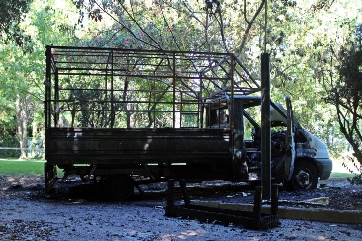 Antalya’da Belediye İşçilerini Taşıyan Kamyonet Alev Alev Yandı