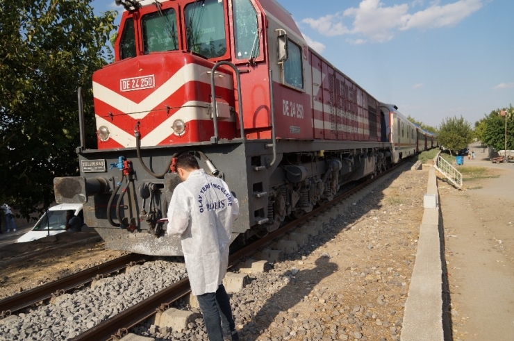 Trenin Altında Kalan Yaşlı Adam Feci Şekilde Can Verdi