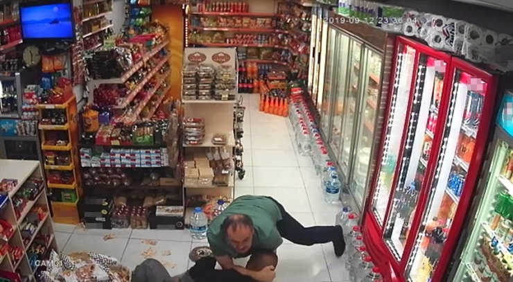 Beyoğlu’nda Marketten Para Çalan Hırsız Sert Kayaya Çarptı