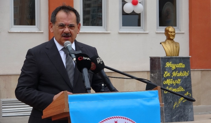 Vali Kaymak’tan Öğrencilere: “Sizlere Güveniyoruz”