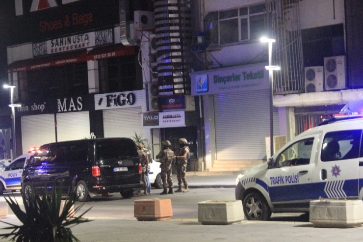 İstanbul’da Avm Ve Rezidansa Ateş Edip Lüks Otomobille Kaçtılar