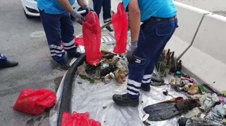Balık Adamlar Denizden Yarım Saatte Kilolarca Çöp Çıkardı