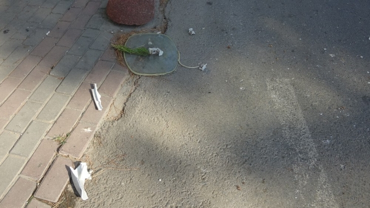 Kadıköy’de Otomobilin Kaldırıma Daldığı Kaza Kamerada