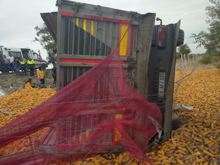 Konya’da Mısır Yüklü Tır Devrildi: 1 Yaralı