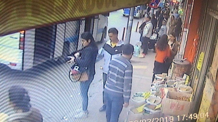 Herkesin Gözü Önünde Kadının Cebinden Telefonu Aldı