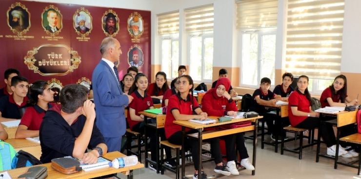Profesörler Tarihi Erzincan Lisesinde Ders Veriyor