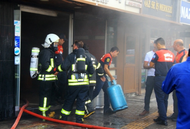 Menteşe’de İş Hanında Yangın