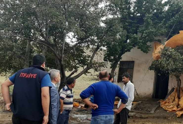 2 Katlı Ahşap Evde Çıkan Yangın Korkuttu