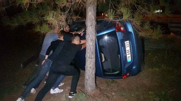 Yoldan Çıkan Otomobil Takla Atarak Ağaçlara Takıldı