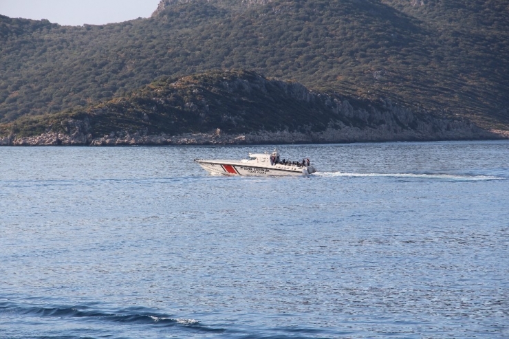 Şişme Botla Ölüm Yolculuğuna Çıkan Göçmenler Sahil Güvenlik Tarafından Kurtarıldı