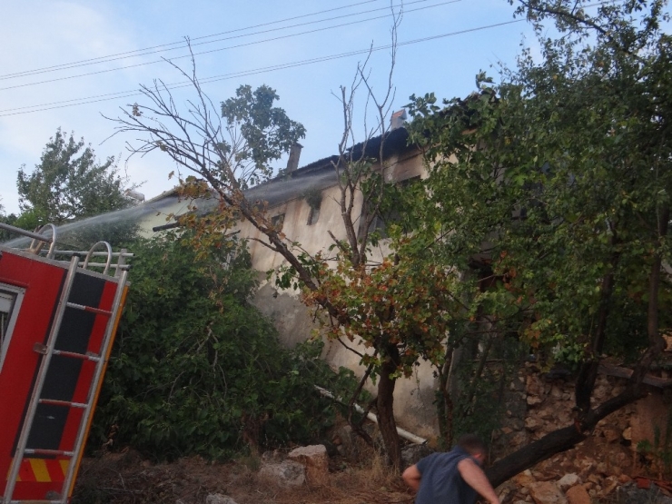 Bilecik’te Ahşap Evde Çıkan Yangın Korkuttu