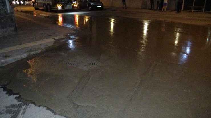 Bursa’da Sızıntı Mahalleyi Sokağa Döktü. Afad Ve Polis Alarma Geçti