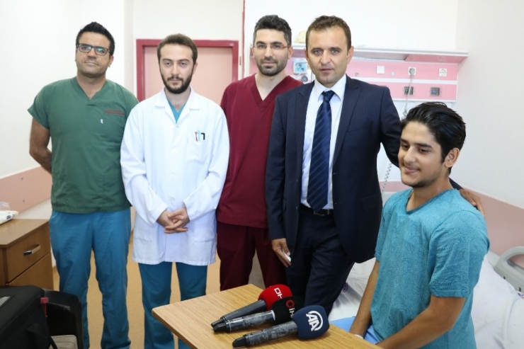 19 Yaşındaki Onur 10 Saatlik Skolyoz Ameliyatıyla Sağlığına Kavuştu