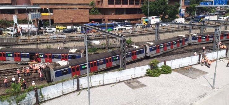 Hong Kong’da Tren Kazası: 8 Yaralı