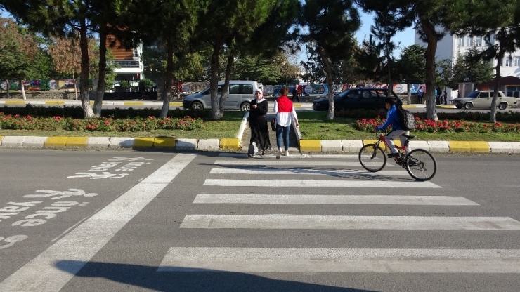Okula Giden Öğrenciye Yaya Geçidinde Otomobil Çarptı