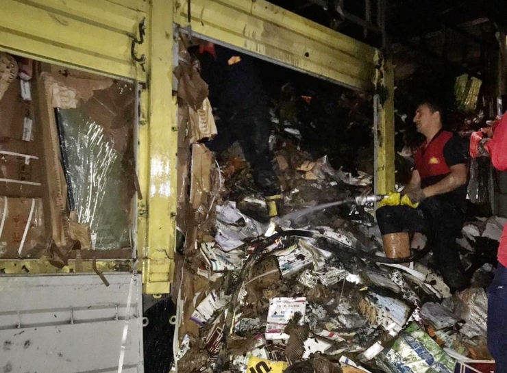 Kargo Kamyonu Yandı