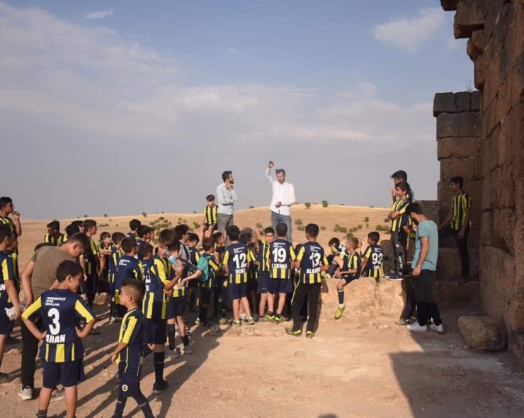 Mazıdağı Fenerbahçe Futbol Okulu Öğrencilerinden Zerzevan Kalesi’ne Ziyaret Etti