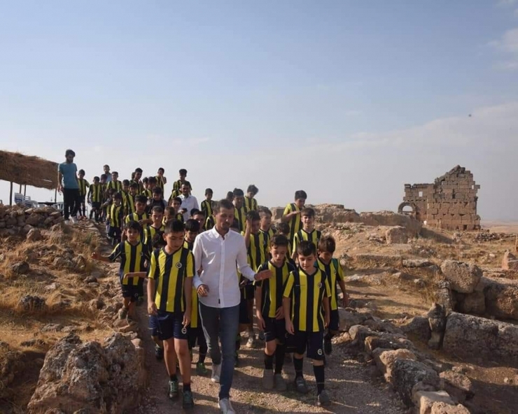 Mazıdağı Fenerbahçe Futbol Okulu Öğrencilerinden Zerzevan Kalesi’ne Ziyaret Etti