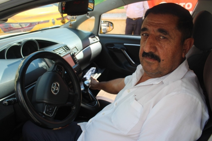 Taksisinde Unutulan 87 Bin Lirayı Sahibine Teslim Etti