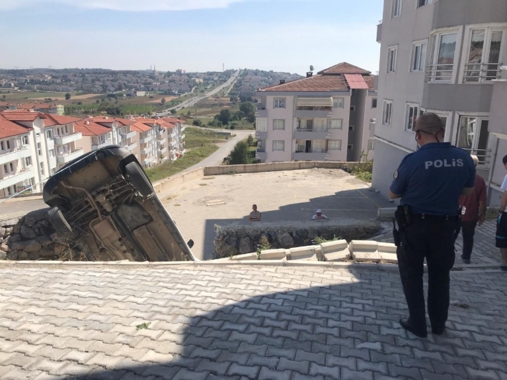 İstinat Duvarından Düşen Cip Duvarda Asılı Kaldı: 1 Yaralı