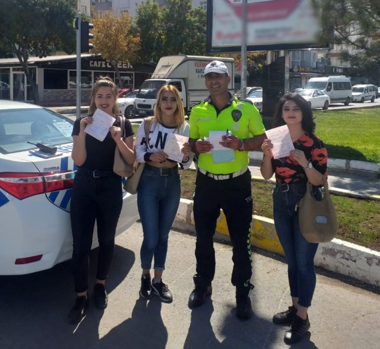 Aksaray’da 108’er Lira Ceza Yiyen Öğrenciler Polisle Hatıra Fotoğrafı Çektirdi