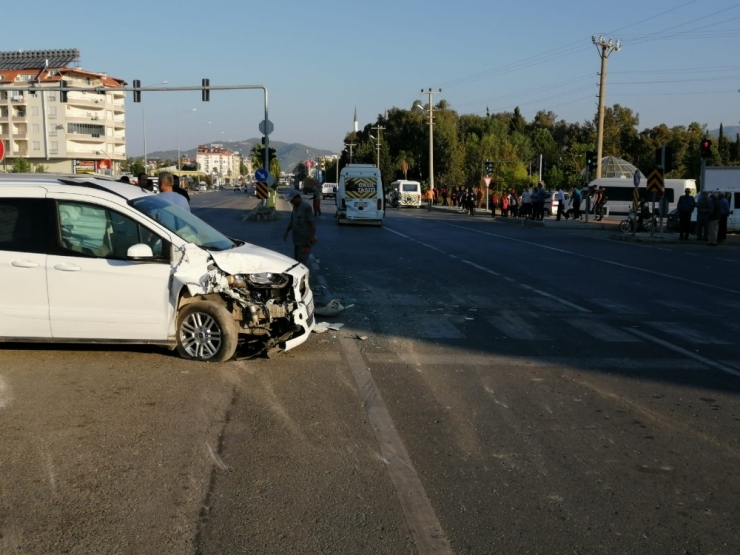Işıkta Duran Öğrenci Servisine Arkadan Çarptı