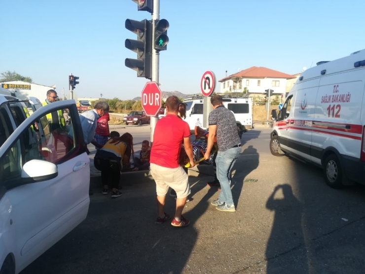 Işıkta Duran Öğrenci Servisine Arkadan Çarptı