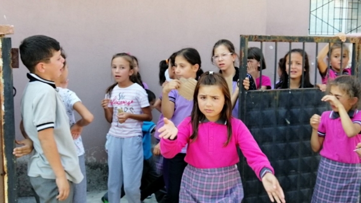 Sındırgı’da 50’den Fazla Öğrenci Hastaneye Kaldırıldı