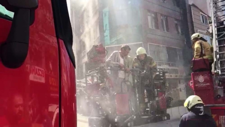 Kağıthane’de 6 Katlı Binanın Çatı Katında Yangın Çıktı. Çatı Katı Alev Alev Yanarken Binada Mahsur Kalan Vatandaşların Olduğu Öğrenildi. İtfaiye Ekipleri Yangına Müdahale Ediyor.