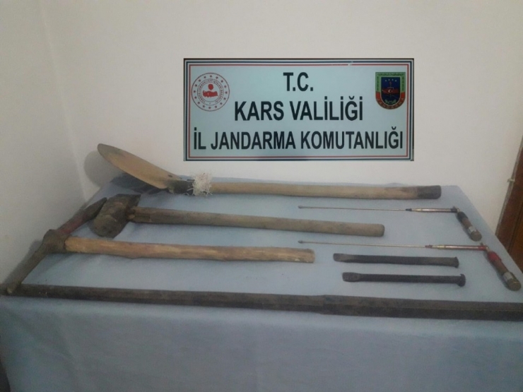 Digor’da Beşler Kilisesi’ne Kazan Defineciler Suçüstü Yakalandı