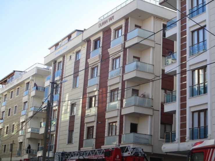 Sancaktepe’de 5 Katlı Apartmanda Yangın Paniği
