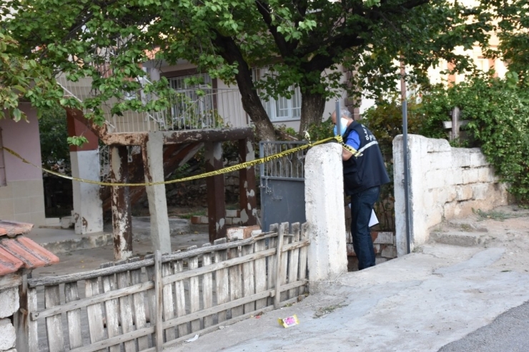 Kocası Tarafından Bıçaklanan Kadın Yoğun Bakıma Alındı