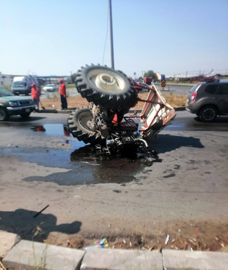 Traktör İle Otomobil Çarpıştı: 2 Yaralı