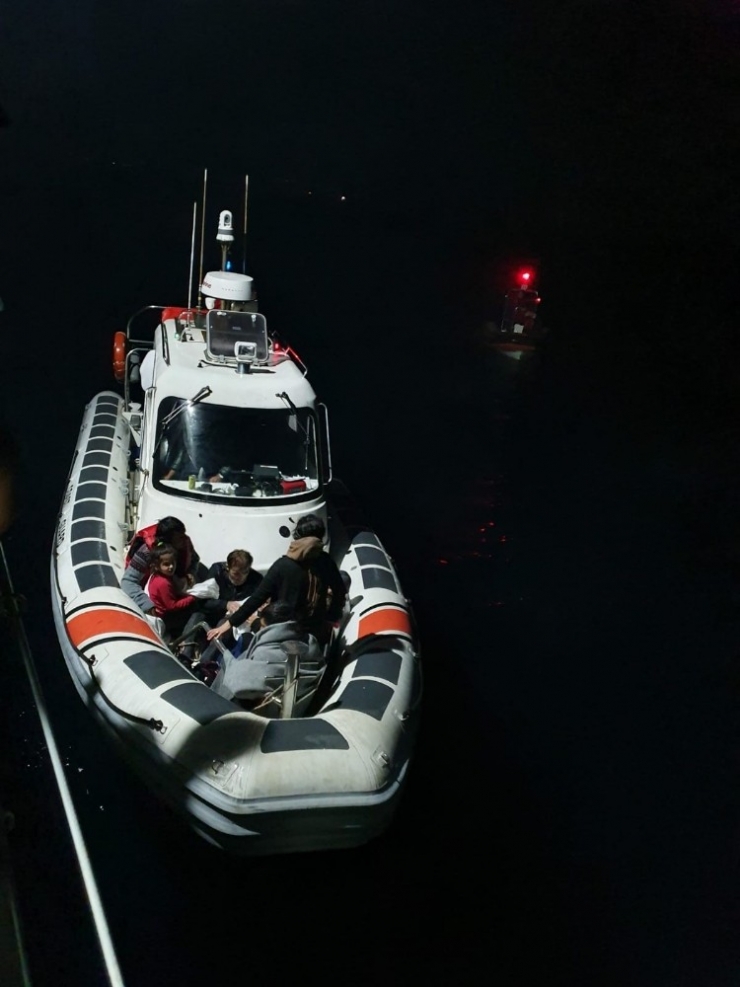 Batma Tehlikesi Geçiren Botta Bulunan 16 Mülteci Kurtarıldı