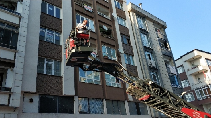 Evden Gelen Koku Polisi Ve İtfaiyeyi Alarma Geçirdi