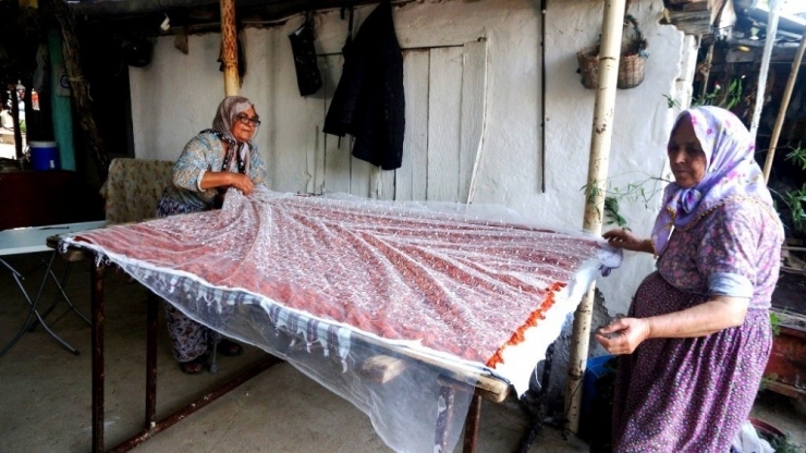 Sarıgöllü Kadınlar Evlerde Tarhana Yapımına Başladı